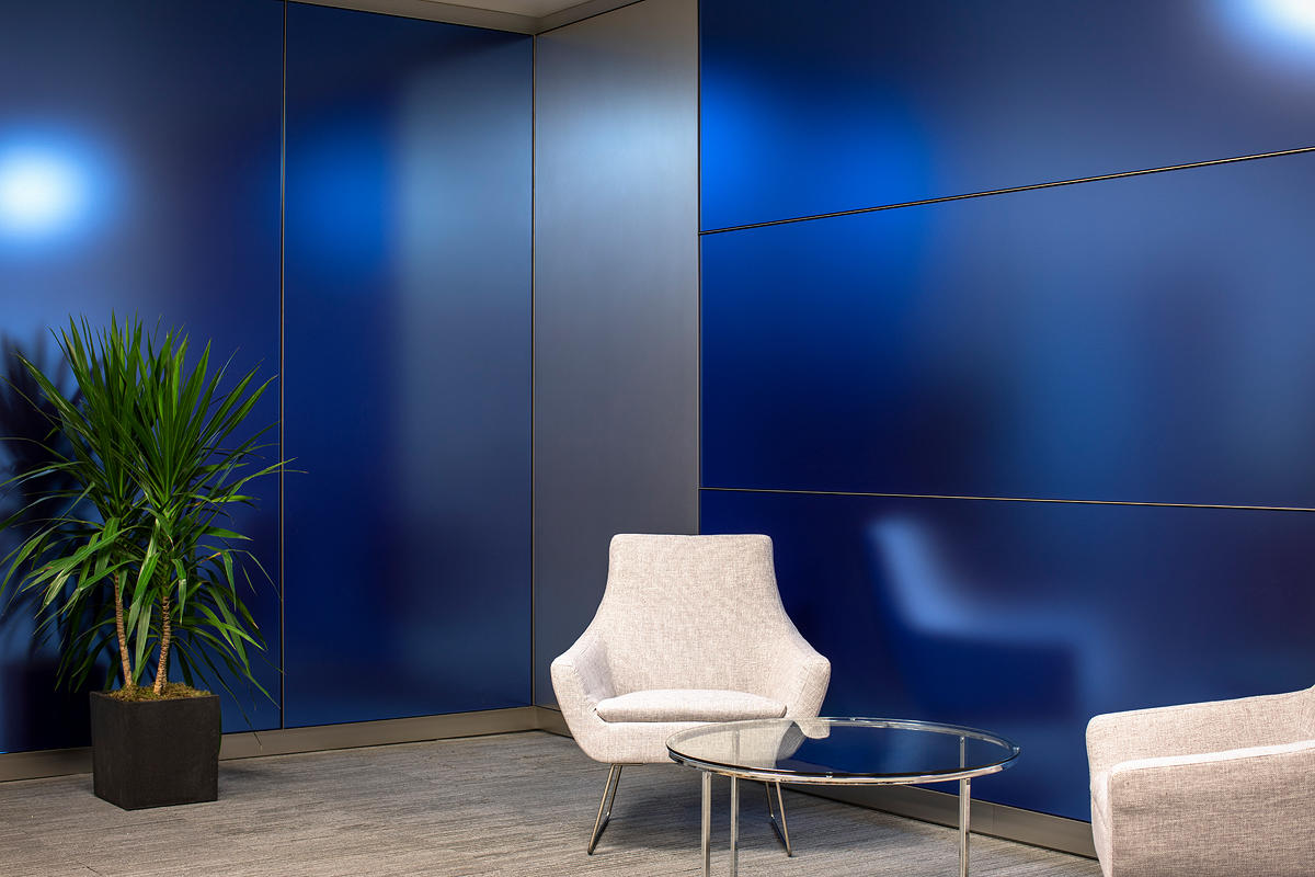 FSRT631 Деталь выравнивающей системы облицовки стен с панелями из вивистрата, слоями стекла в отражающей конфигурации с индивидуальным вытравленным рисунком и стандартной отделкой, а также выступами из нержавеющей стали в Frost Tower, Сан-Антонио, Техас F Forms-surfaces  - Вид №18