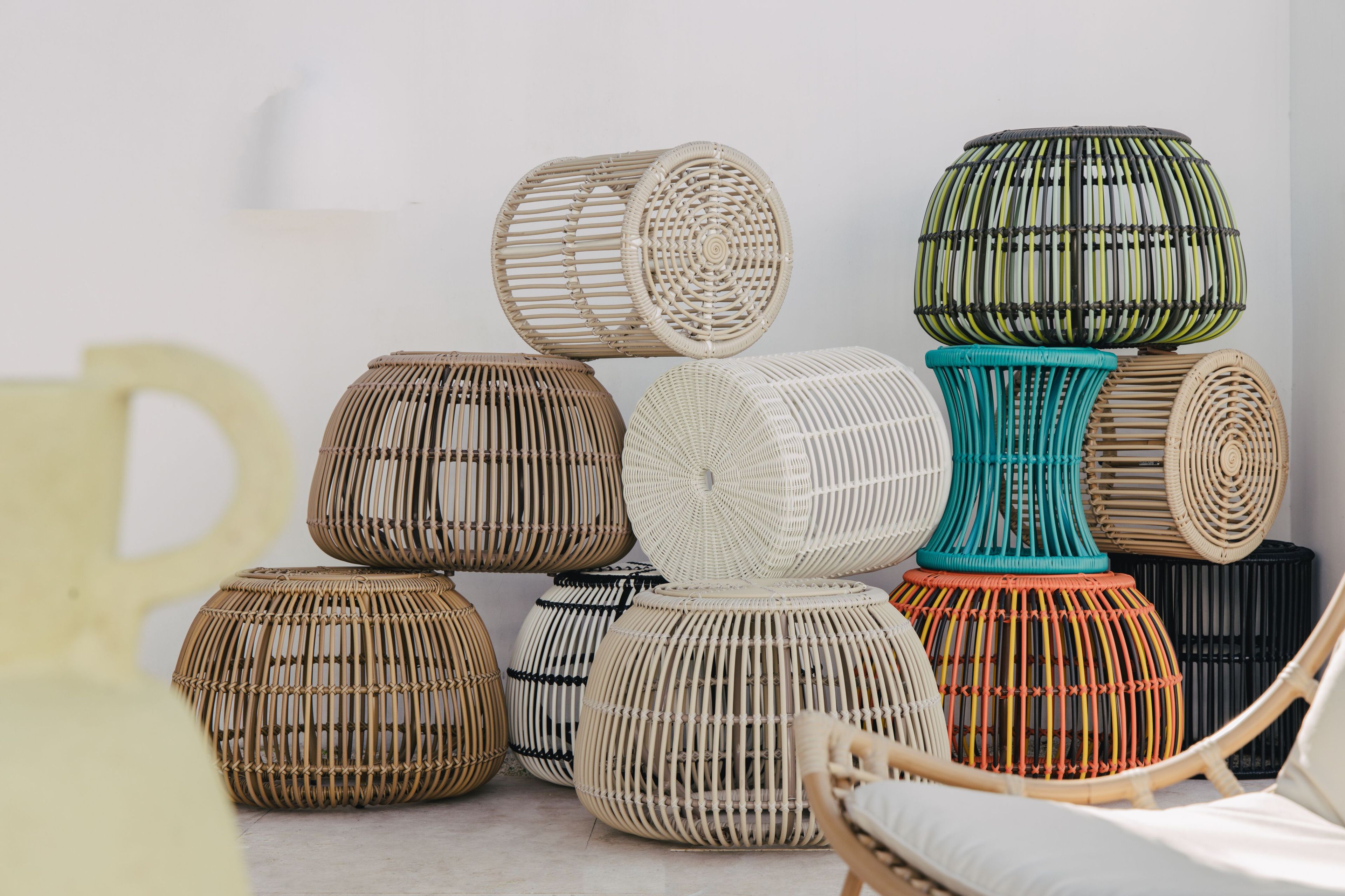 Круглый журнальный столик из синтетического волокна cbdesign Bizarre ARCH-00089330 - Вид №2