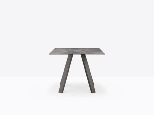 Деревянный квадратный стол