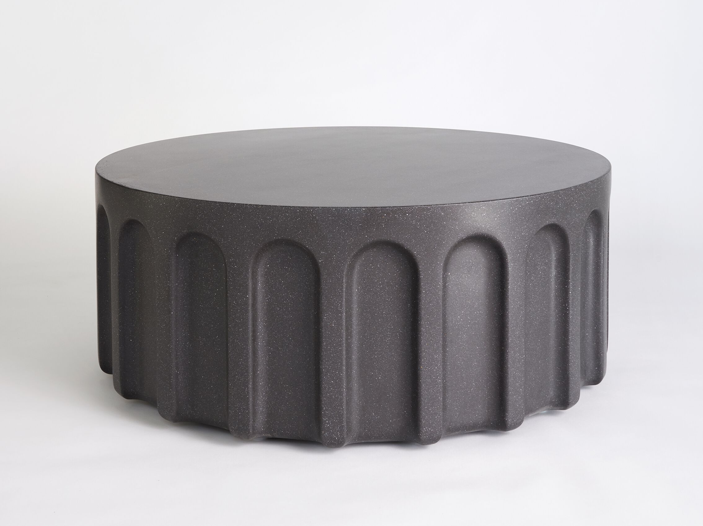 Низкий круглый журнальный столик из железобетона Phase Design форум ARCH-00090436