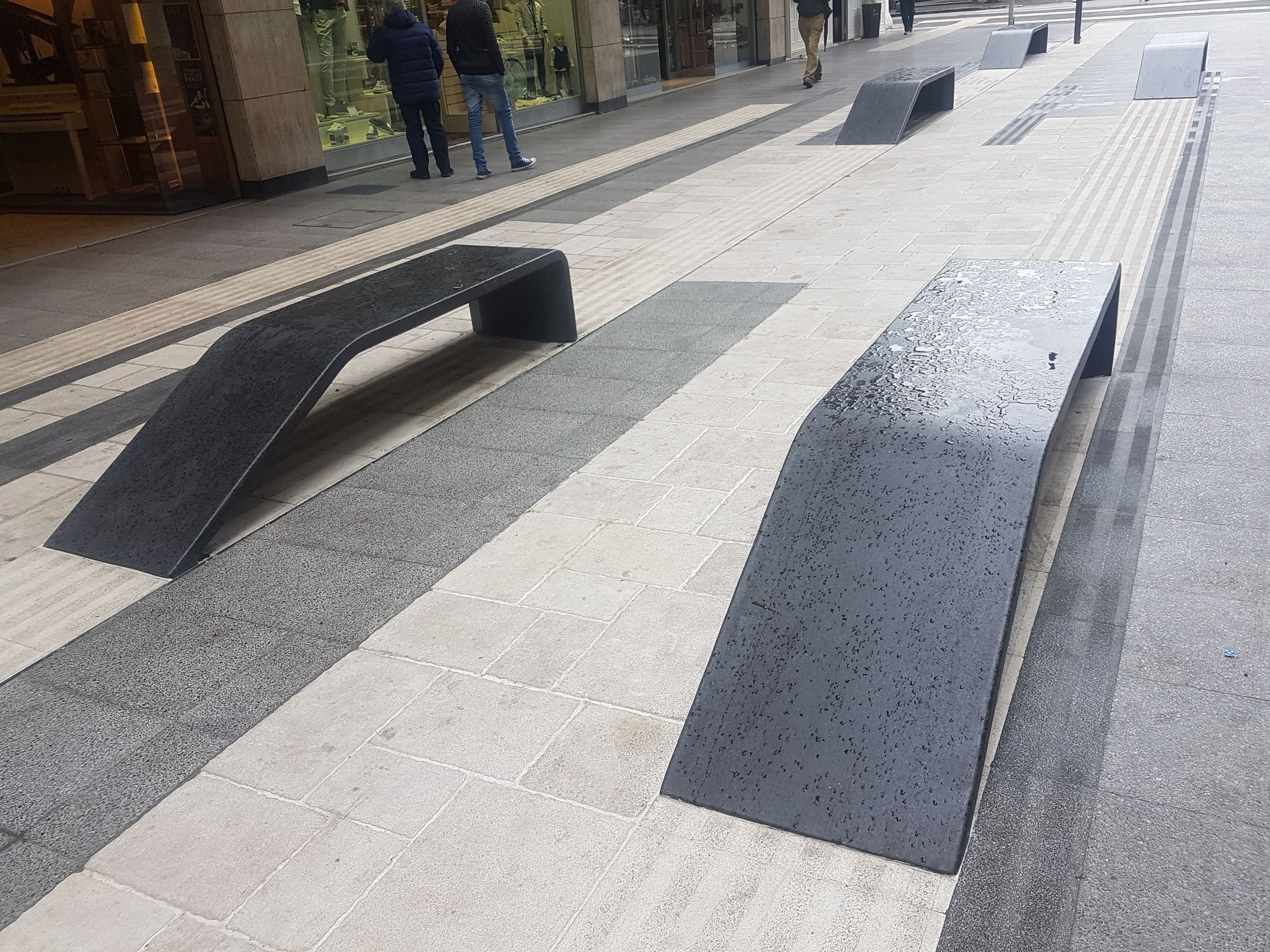 Скамейка без спинки из бетона и черного мрамора Viscio Urban Design Panchina in materiali cementizi ARCH-00015273