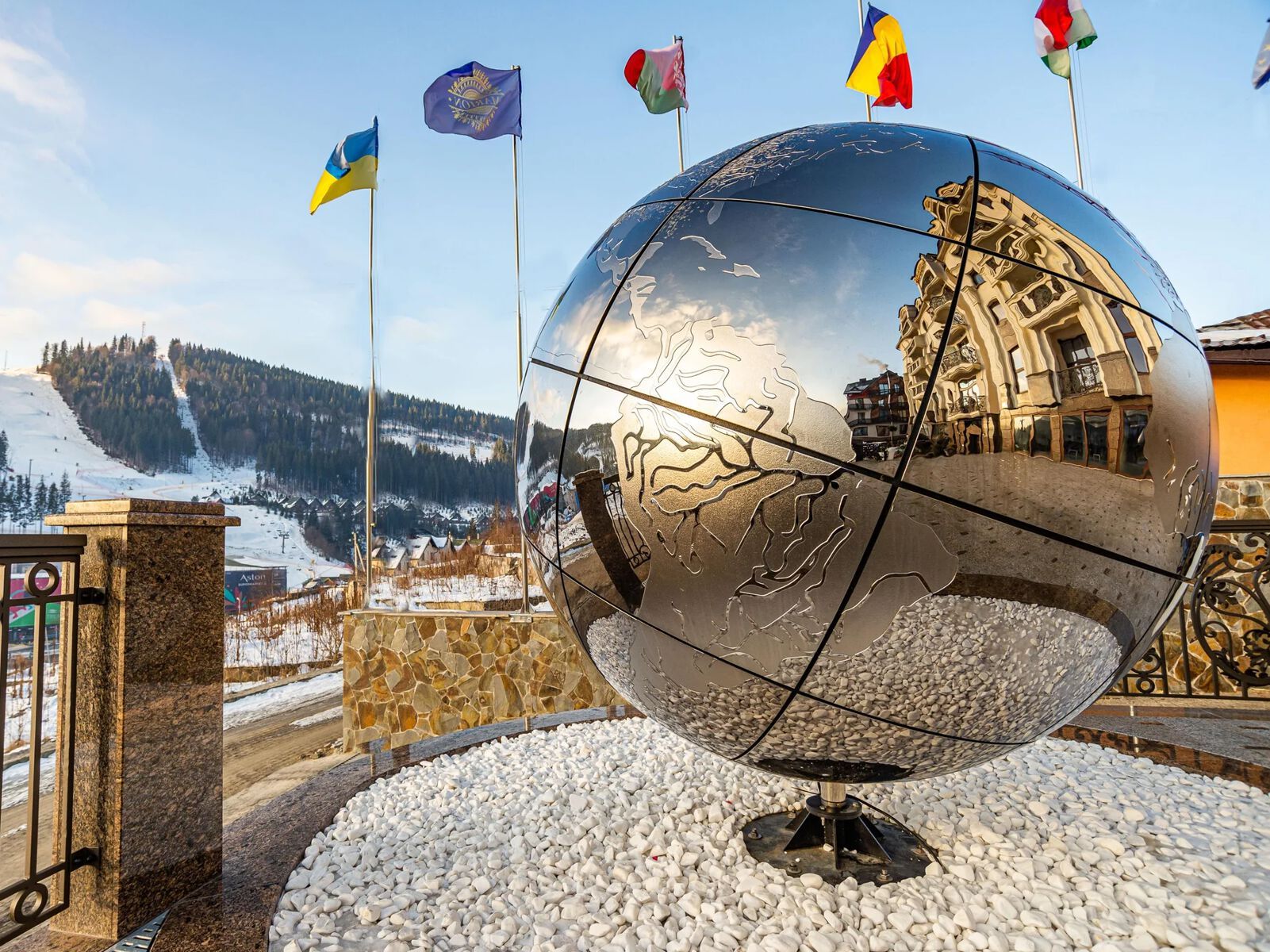 Стеклянная скульптура PlusObject THE GLOBE ARCH-00004636