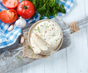 3903 Сыр рассольный "С помидорами, укропом и чесноком" свежий Вкусляндия