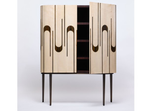 Деревянный шкаф с распашными дверцами