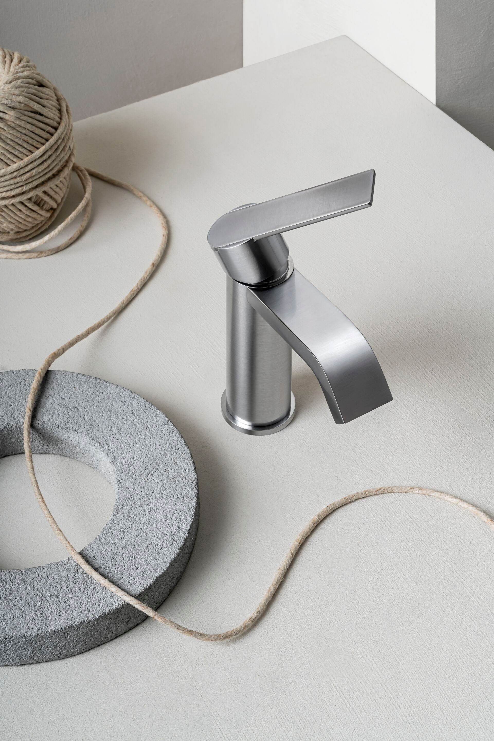 Смеситель для раковины из хромированной латуни с автоматическим сливом QD Magistro Lab Swanky ARCH-00000306 - Вид №1