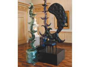 Тканевое кресло с высокой спинкой