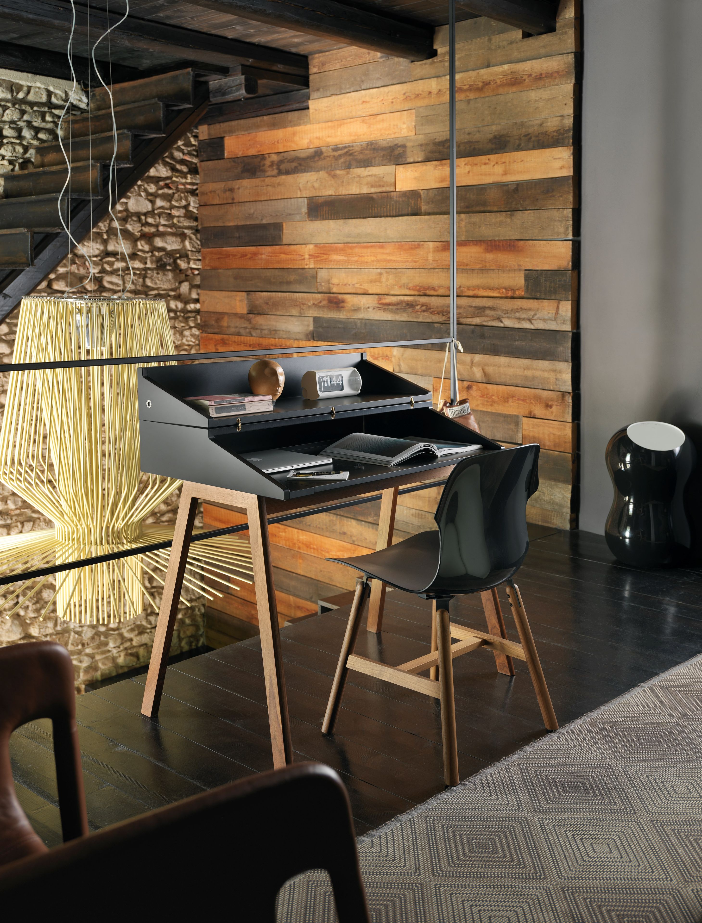 Стул из полипропилена с деревянными ножками Casamania & Horm стерео ARCH-00135003 - Вид №1