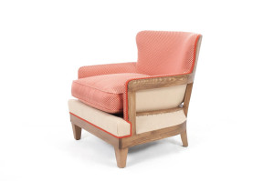 Тканевое кресло с подлокотниками