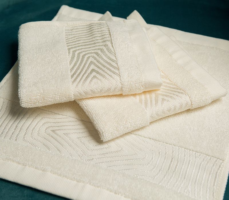 Комплект ручных полотенец из коллекции MAGNUM в молочном цвете. Представляем вашему вниманию универсальный комплект полотенец для рук, который можно использовать как в ванне, так и на кухне. Плотная, но нежная махра салфеток отлично впитывает и дарит комф Victoria Stenova 16114 - Вид №2