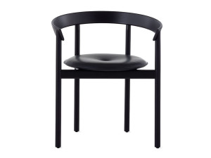 Стул из массива дерева с подлокотниками и встроенной подушкой