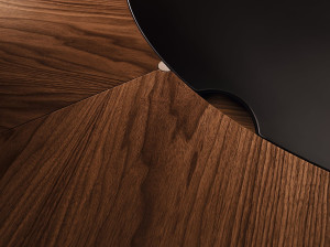 Круглый деревянный стол