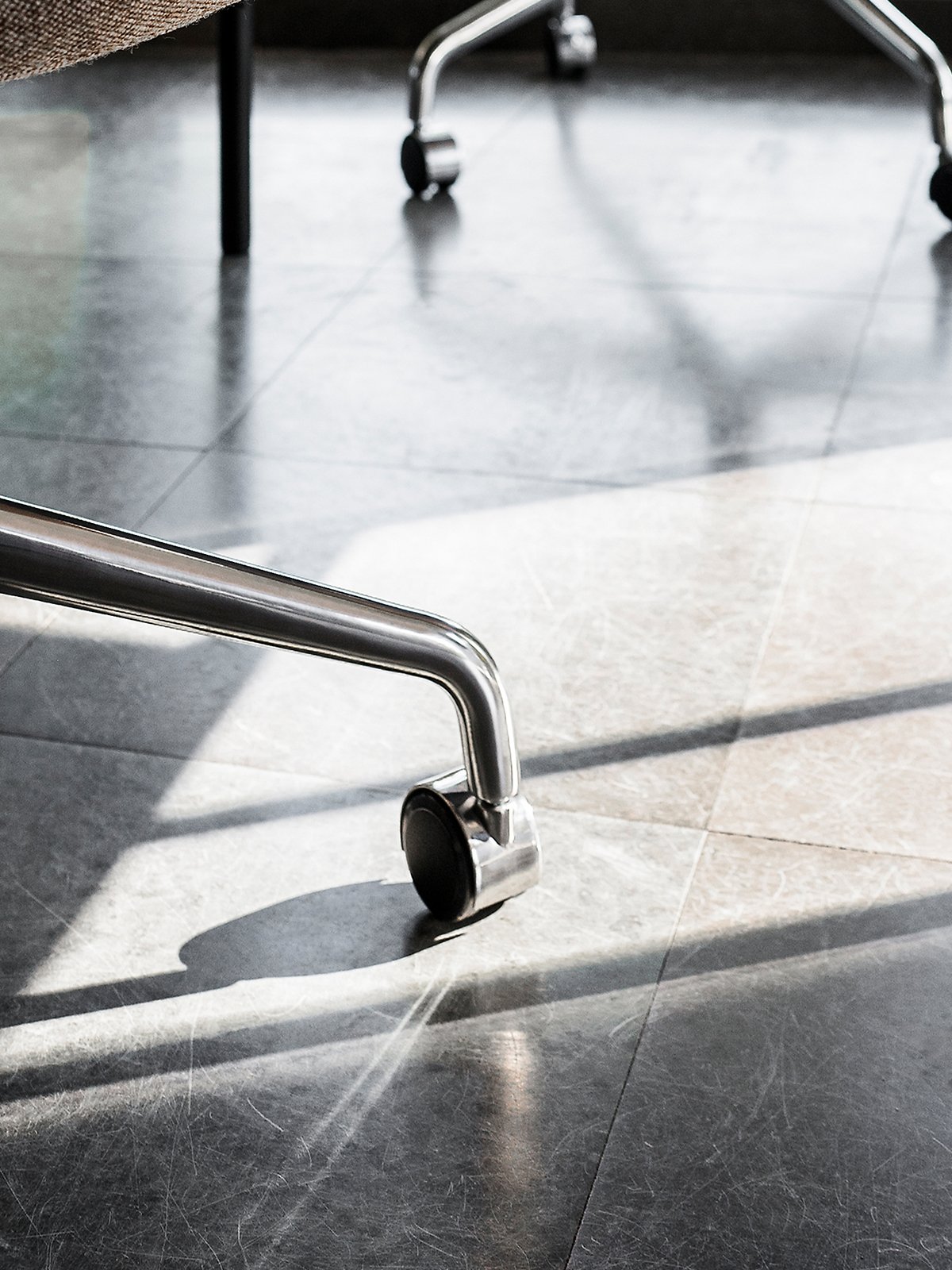 9391004-001H00ZZ MENU Обеденный стул Harbour, Star Base, обитый тканью w. ролики Черный с роликами  - Вид №1