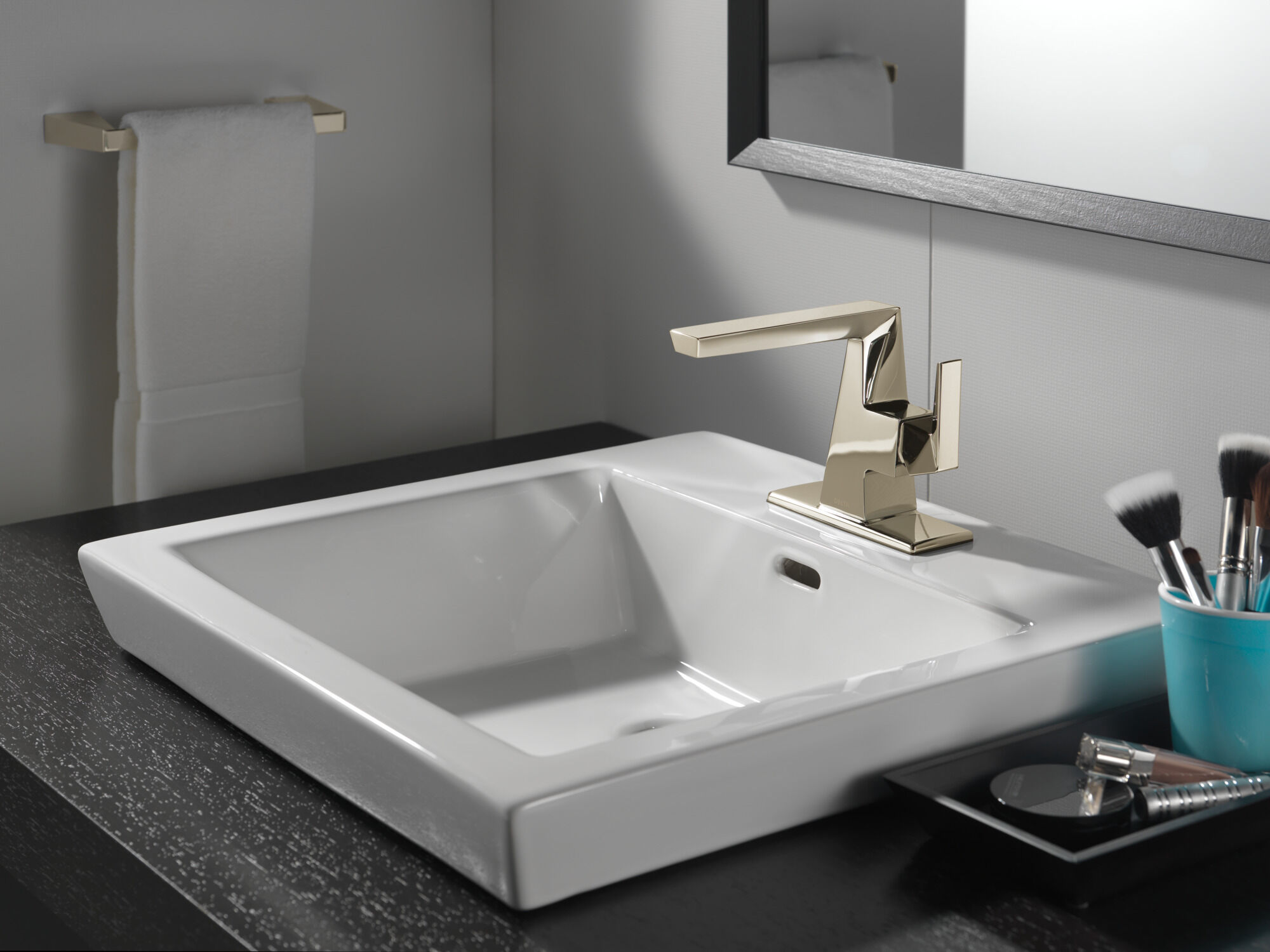 74308-PN 8-дюймовый мини-полотенцесушитель Delta Faucet Trillian Полированный никель  - Вид №1