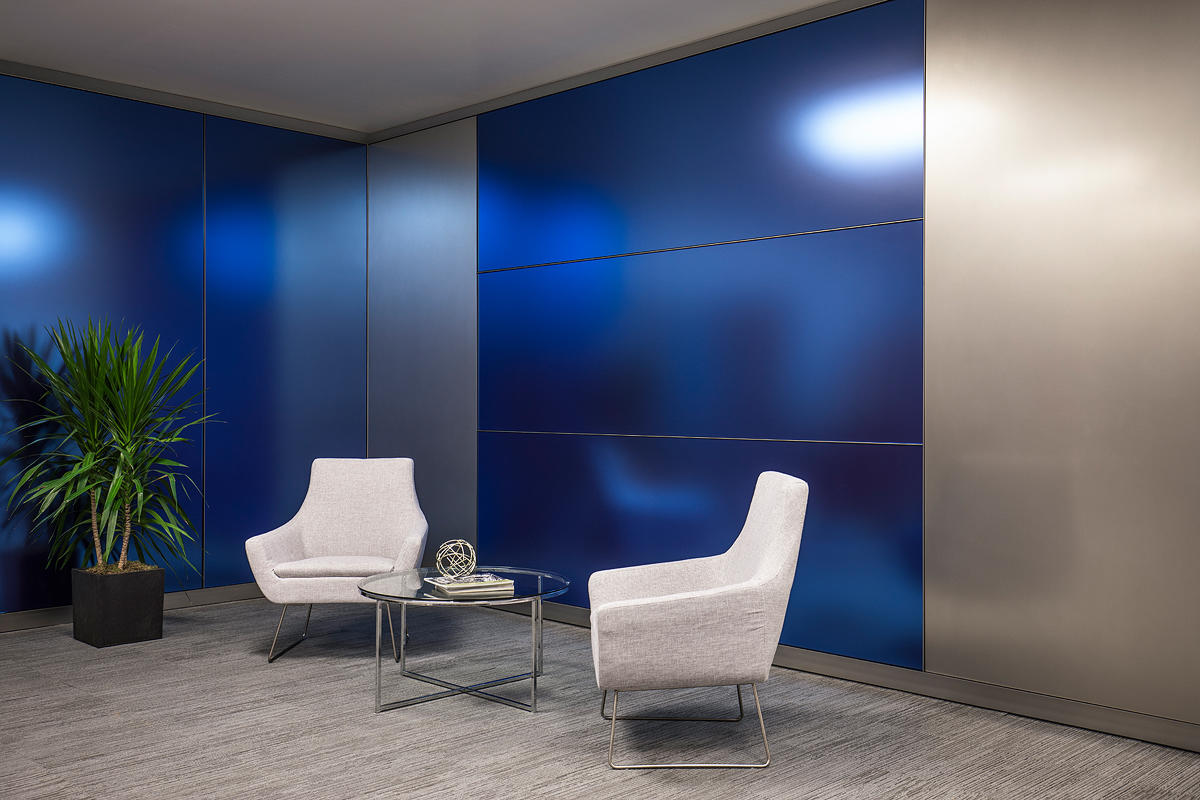 FSRT635 Система облицовки стен Levelr с панелями из вивихромового хромового стекла в отражающей конфигурации с индивидуальной цветовой прослойкой и опалексной отделкой, индивидуальной графикой туалета с индивидуальной подсветкой световой панели и настраив Forms-surfaces  - Вид №17