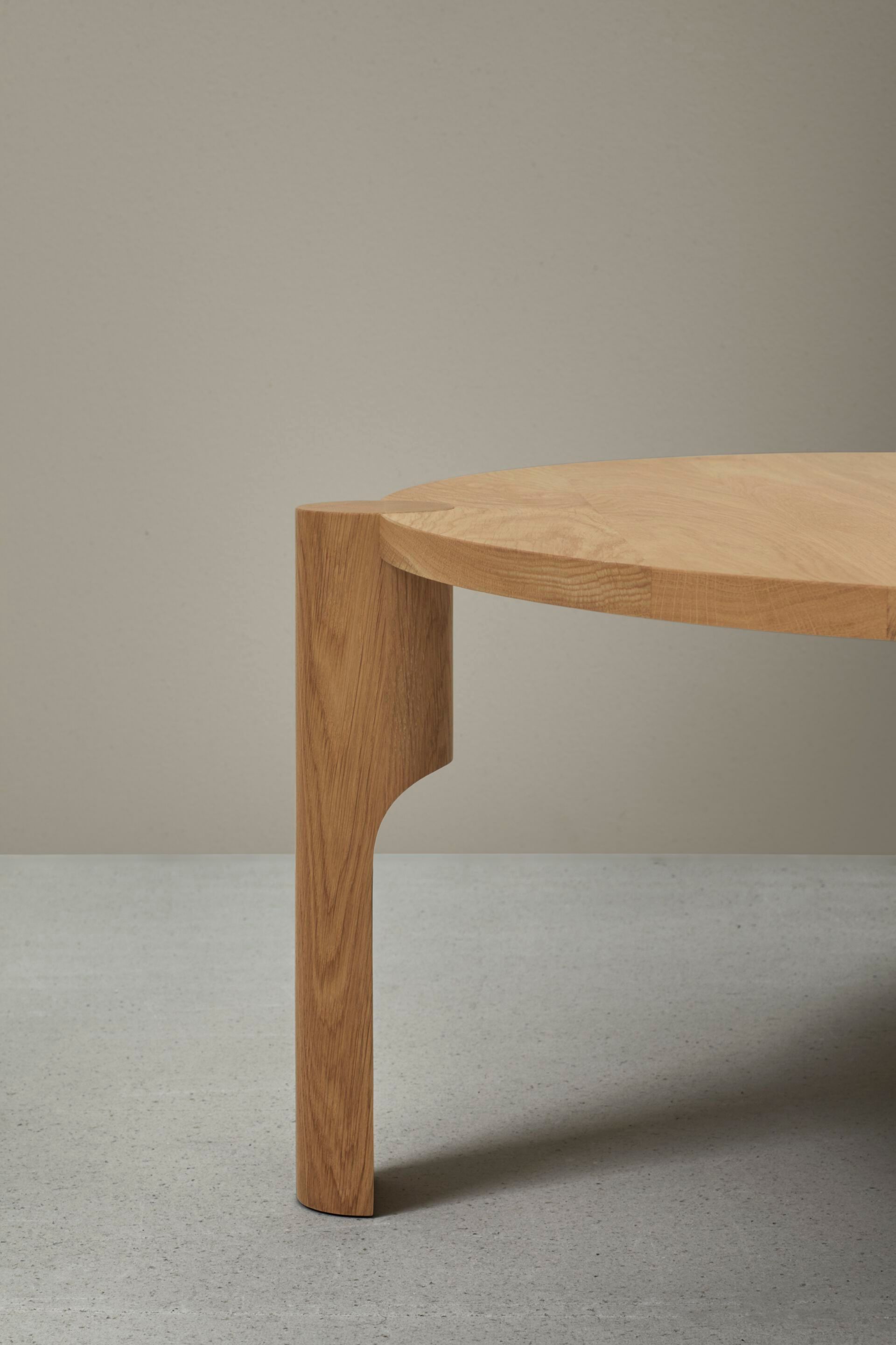 Круглый деревянный журнальный столик Omelette Editions Domus ARCH-00053734 - Вид №1