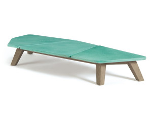 Садовый столик из лавового камня