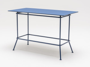 Высокий прямоугольный металлический стол