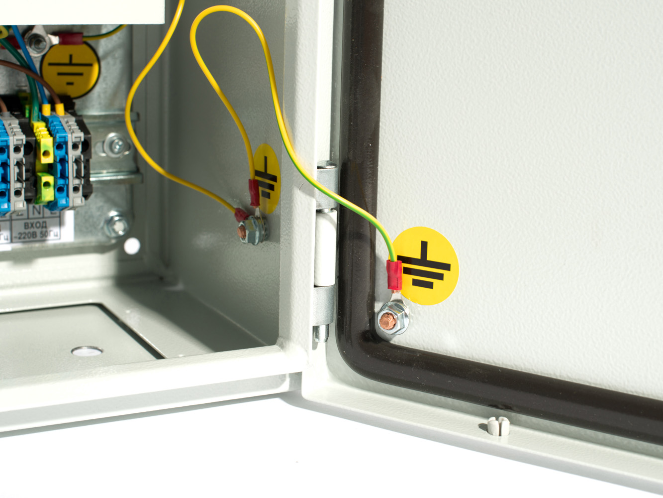 SKAT-UPS 600 IP65 Skat-ups 600 ups 220v 450w 2 external batteries. on-line sine wave enclosure ip65 Бастион  - Вид №4