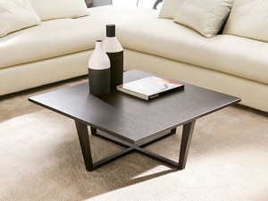 Квадратный низкий журнальный столик из массива дерева