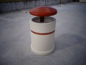 Реконструированный каменный держатель для мусора с крышкой