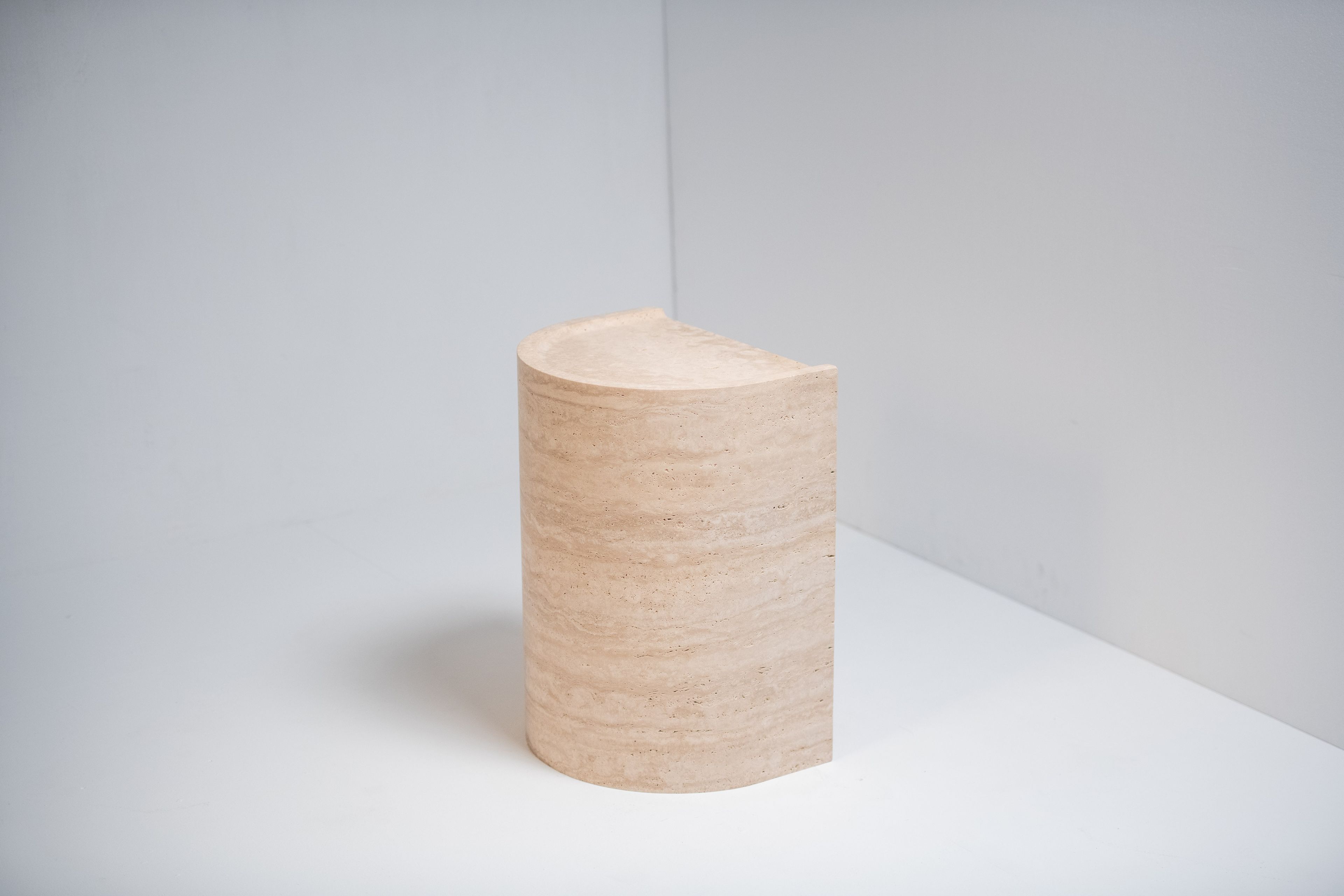 Табурет из травертина Movimento Gallery REVELO ARCH-00084118