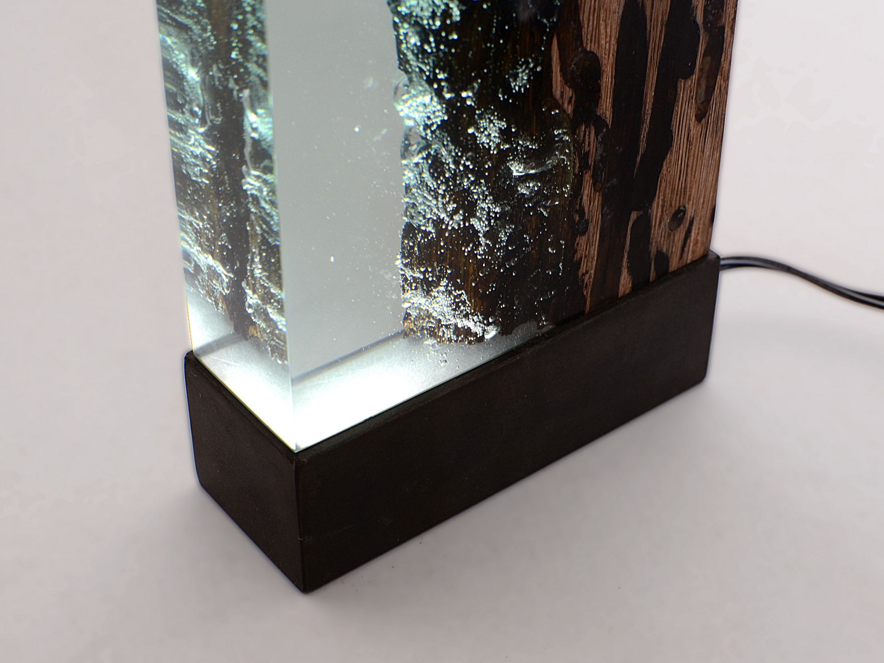 Светодиодная настольная лампа из дуба и смолы alcarol Bricola ARCH-00130784 - Вид №9