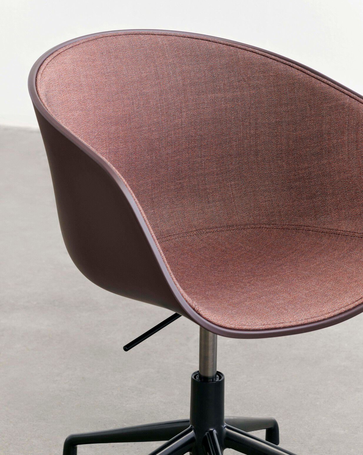 Регулируемое по высоте вращающееся кресло с обивкой Hay About a Chair ARCH-00066459 - Вид №5