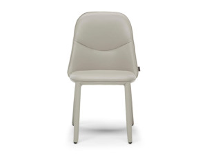 Кожаный стул с высокой спинкой