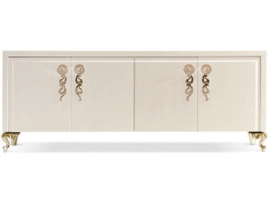 Деревянный шкаф с распашными дверями