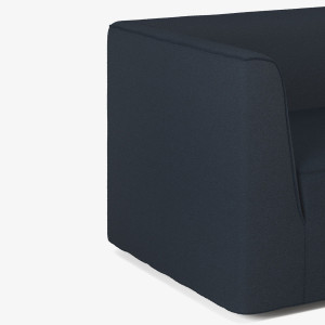 Тканевое кресло с подлокотниками