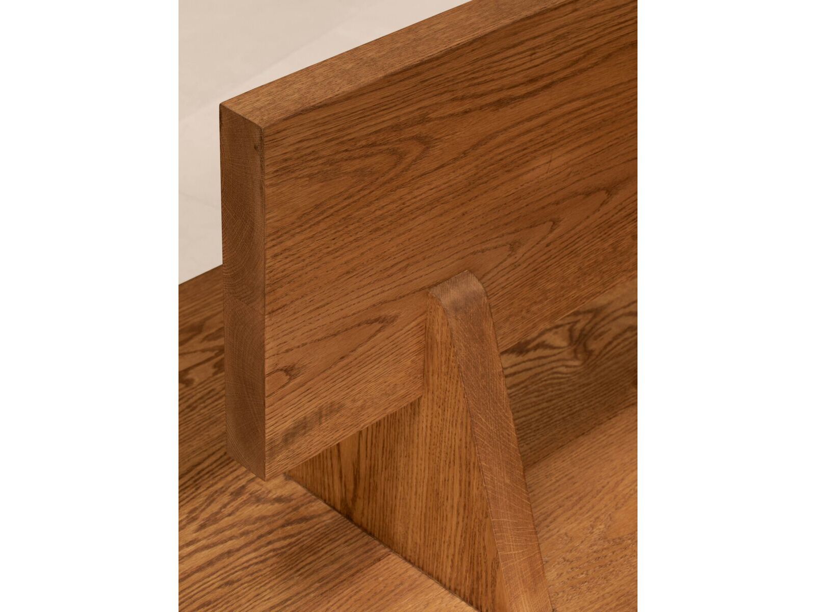 Скамья из массива дерева со спинкой Phantom Hands Джеффри Бава ARCH-00046628 - Вид №2