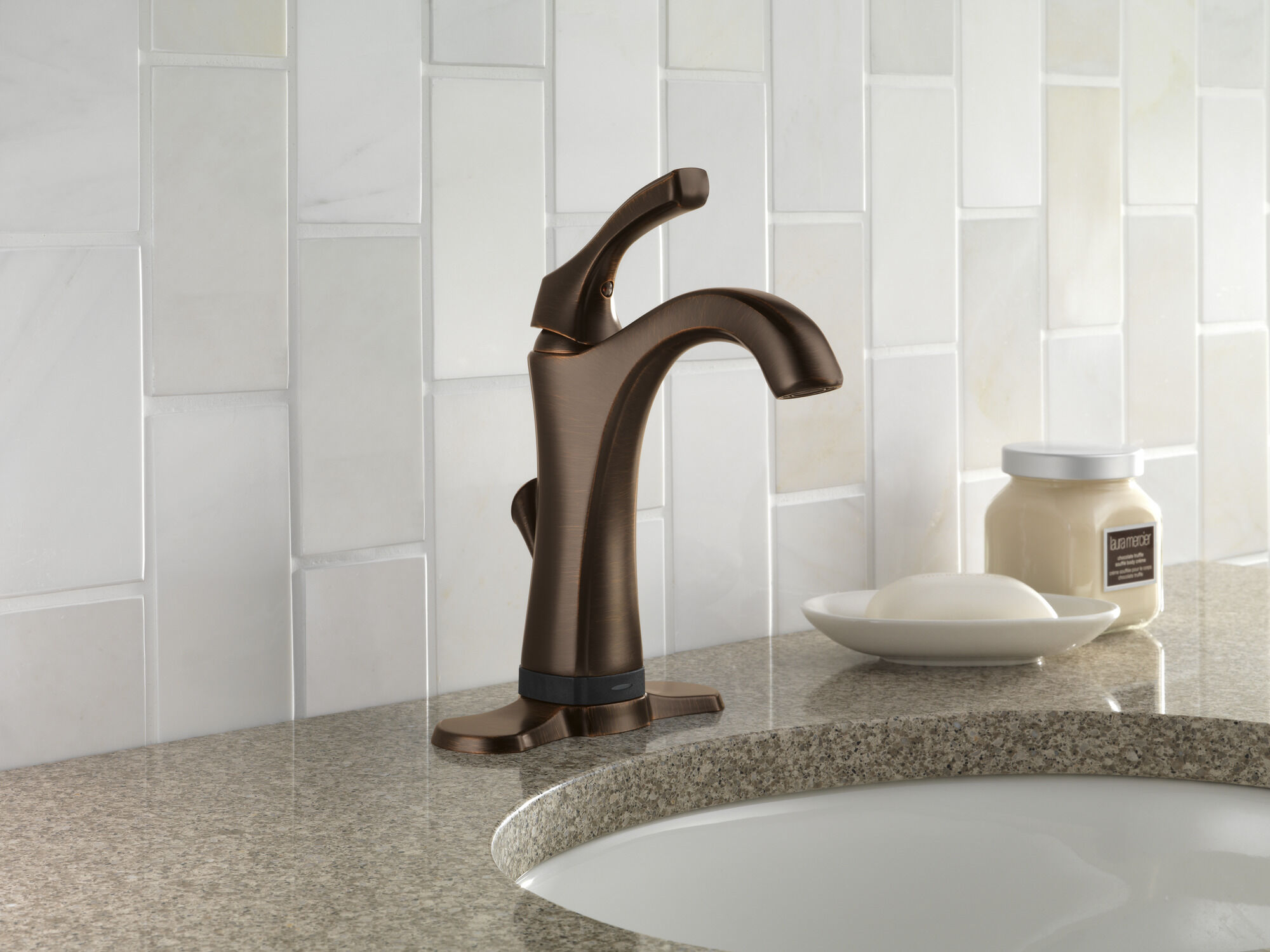 592T-RB-DST Смеситель для ванной с одной ручкой с технологией Touch2O.xt® Delta Faucet Addison Венецианская бронза  - Вид №2