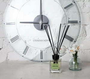 Стеклянные часы CRYSTAL являются шикарным продолжением линейки дизайнерских часов от STENOVA HOME. Выполнены из закаленного стекла, с высокоточным немецким часовым механизмом, упакованы в деревянный короб. Уникальный дизайн является отличной находкой для