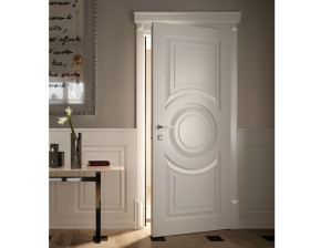 Лакированная бронированная входная дверь в классическом стиле