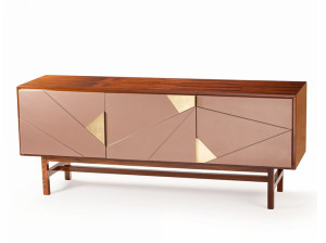 Шкаф из грецкого ореха с распашными дверями