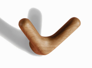 Деревянная настенная вешалка