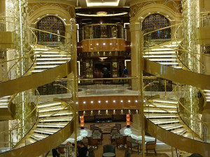 Винтовая лестница из металла и стекла