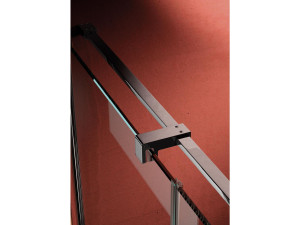 Угловая душевая кабина с распашной дверью