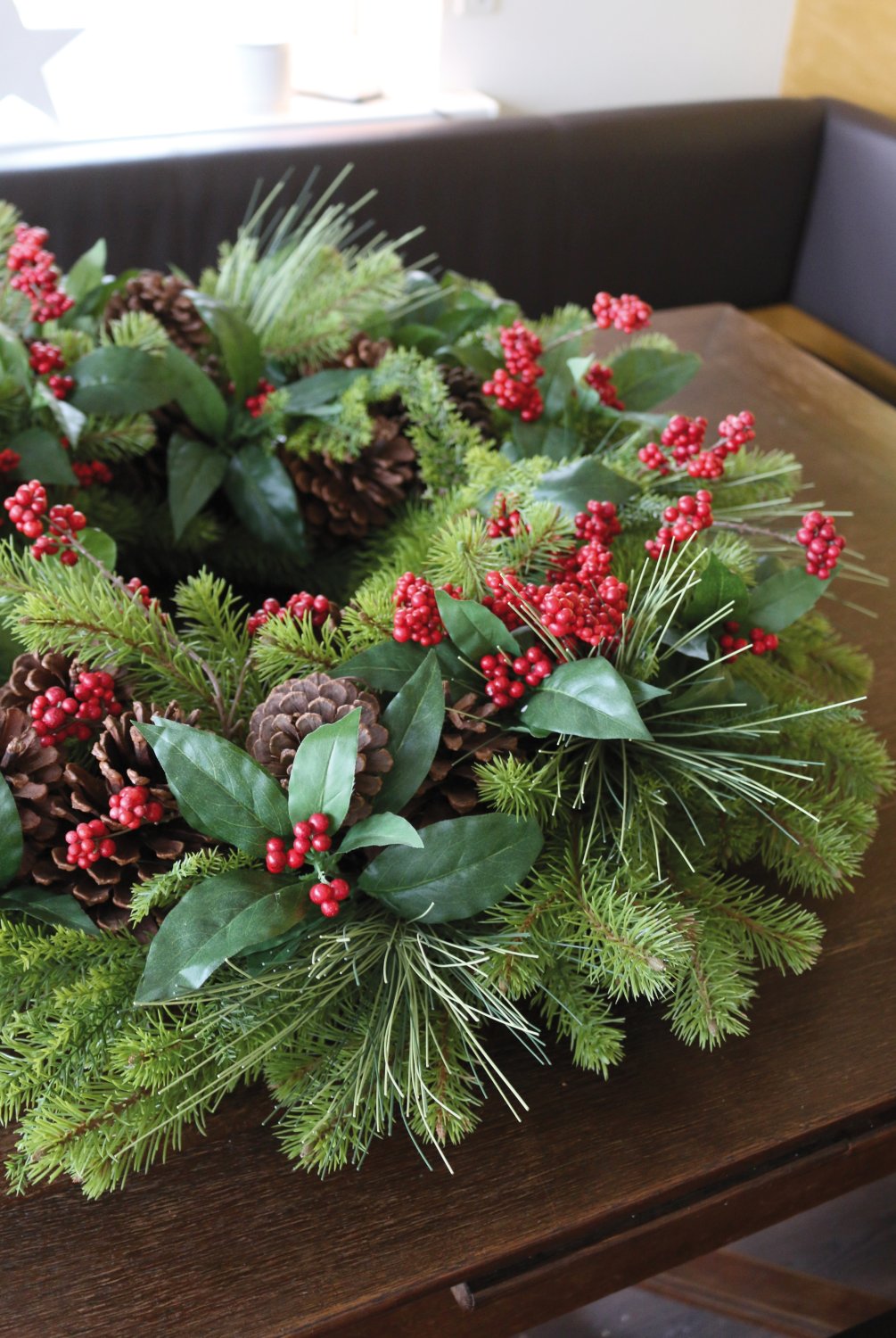 2001 844 a3 Искусственный венок 'микс зелени / ягод / шишек' Ø 76 см, зелено-красный H-andreas  - Вид №3