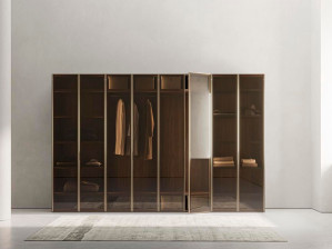 Шкаф с распашными дверцами