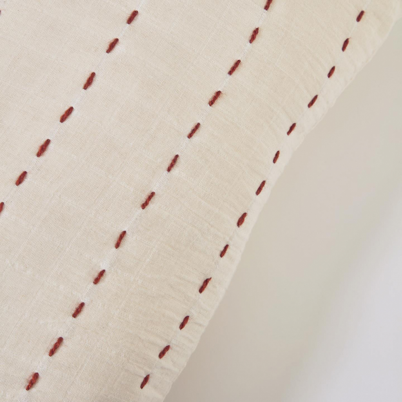 108285 Наволочка белого цвета с терракотовыми полосками 45 x 45 см La Forma Avidal 