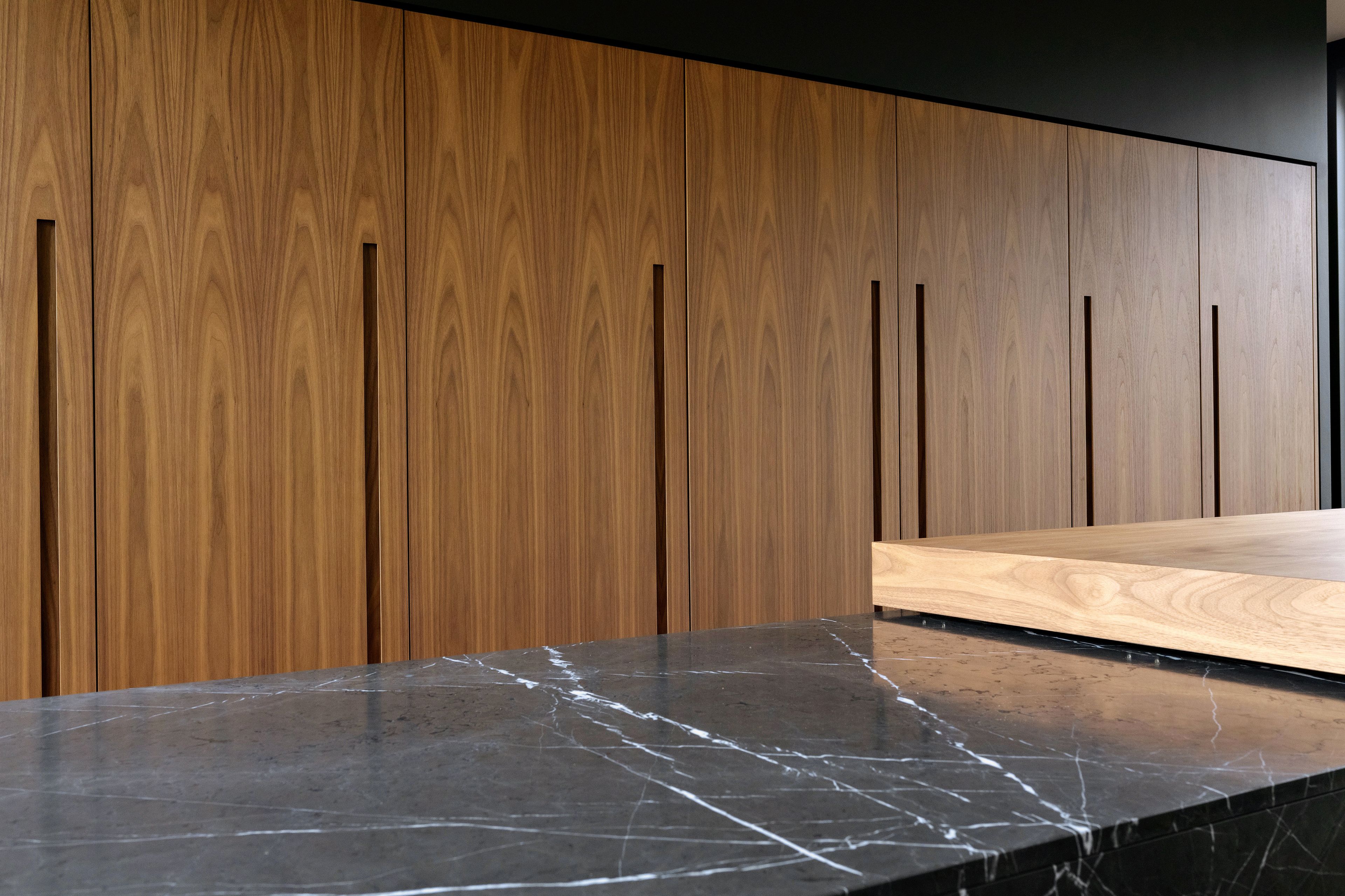 Линейная кухня из ореха Каналетто и остров с раздвижной столешницей TM Italia Cucine D90 ARCH-00103322 - Вид №13