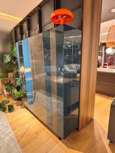 Стеклянный шкаф