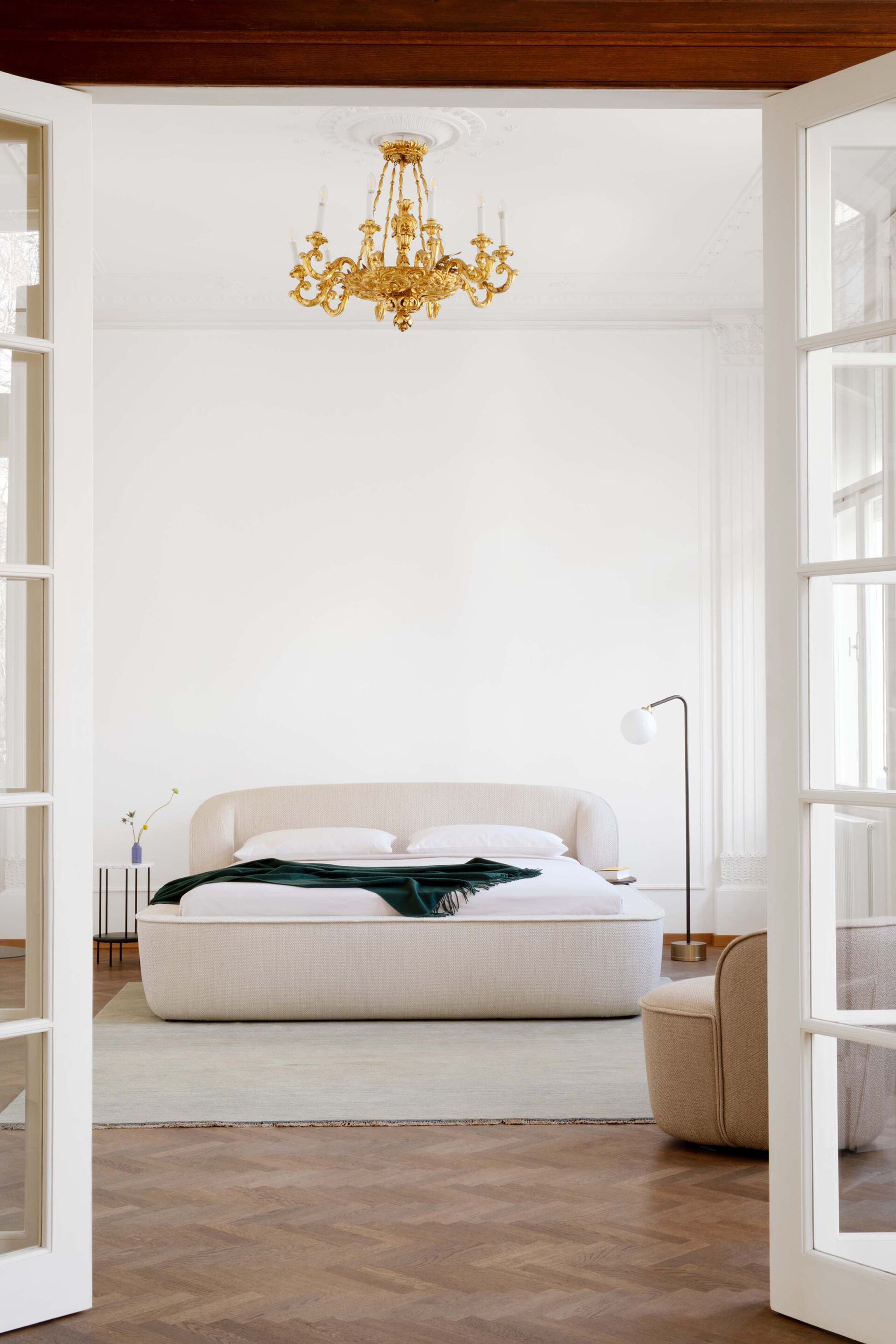 Двуспальная мягкая кровать из ткани Wittmann Bun ARCH-00103347 - Вид №1