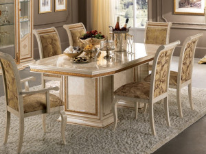 Деревянный стол для гостиной