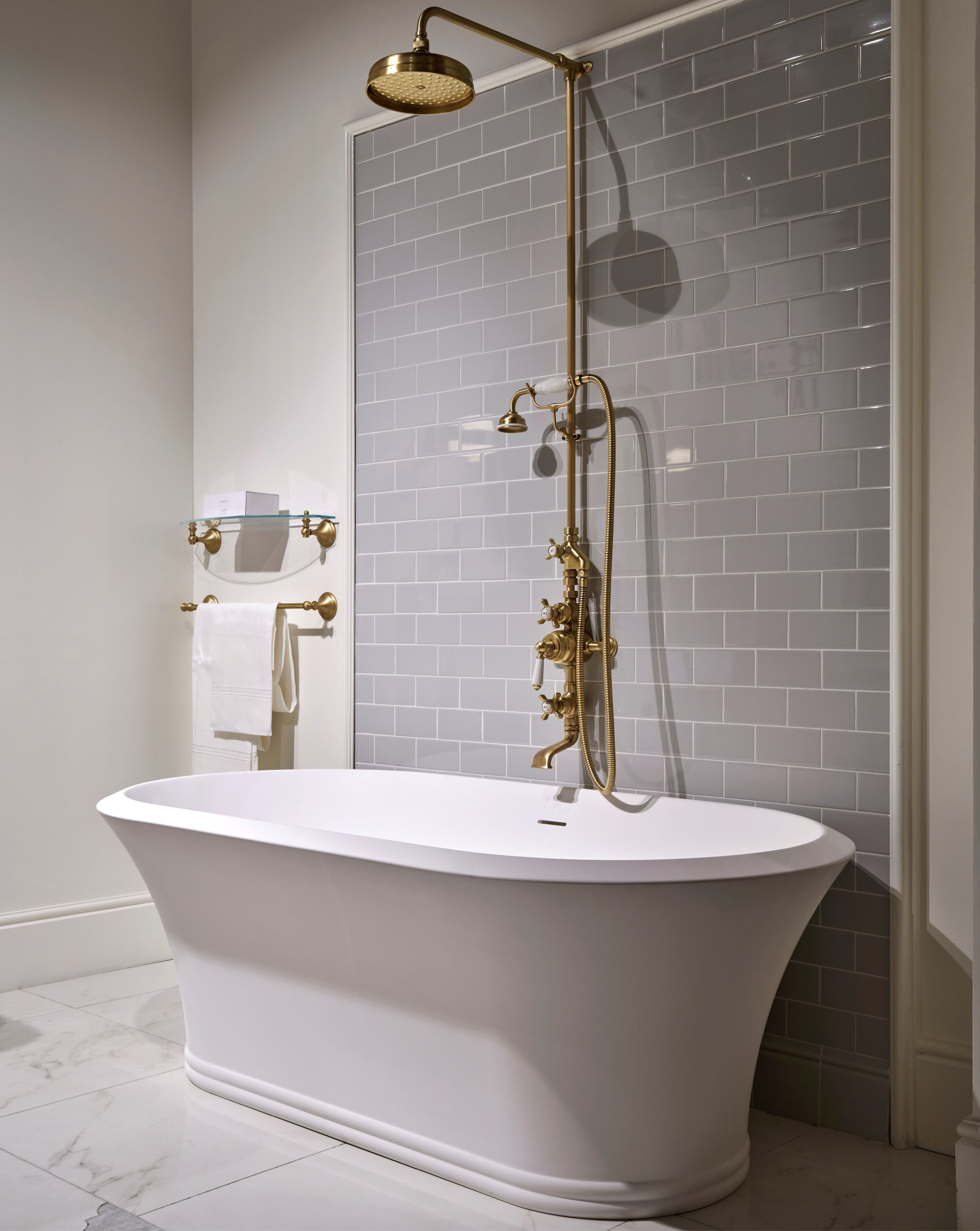 Овальная ванна в центре комнаты в White Tec Plus Devon&Devon Kalos ARCH-00115261 - Вид №2