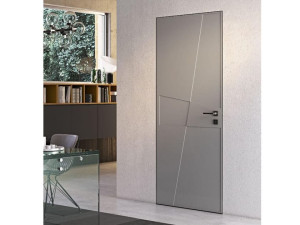 Дверь заподлицо с лакированной стеной