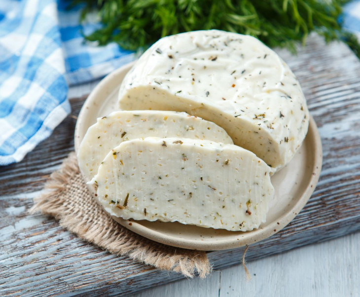 3906 Сыр рассольный "С прованскими травами" свежий Вкусляндия  - Вид №1