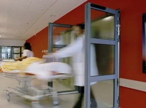 ASSA ABLOY Дверь с классическими распашными автоматами Porte automatiche a battente