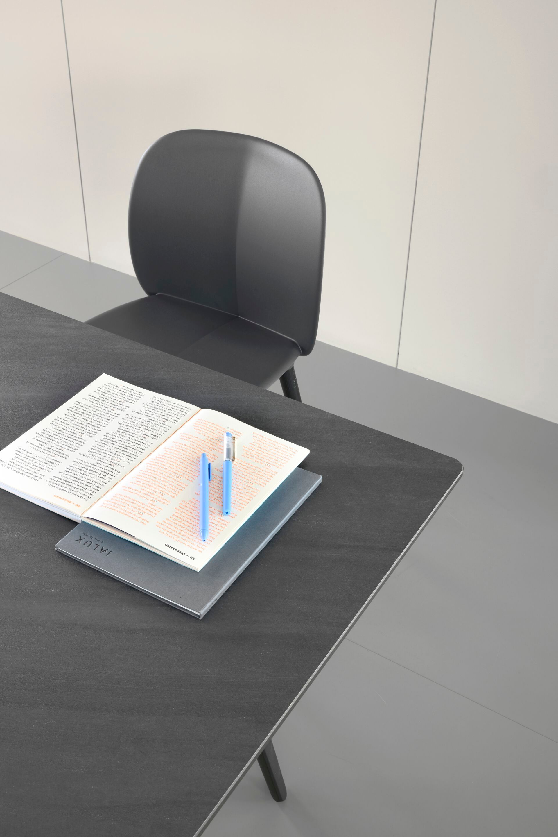 Рециркулированный пластиковый стул с деревянными ножками S-CAB Mentha ARCH-00144796 - Вид №7